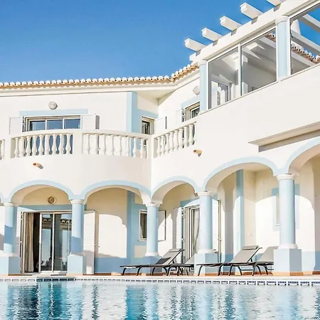 Sleeps 6 Air Con Wifi Villa